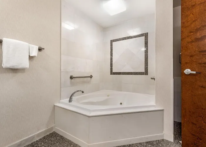 Drury Inn & Suites St. Louis Forest Park